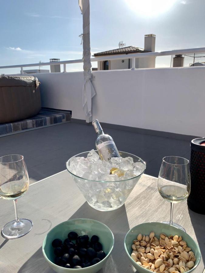 Sonne & Meerblick Aus 40 Grad Heissem Whirlpool Geniessen - Zentral Am Hafen Und Dennoch Ruhig カラ・ラトハダ エクステリア 写真